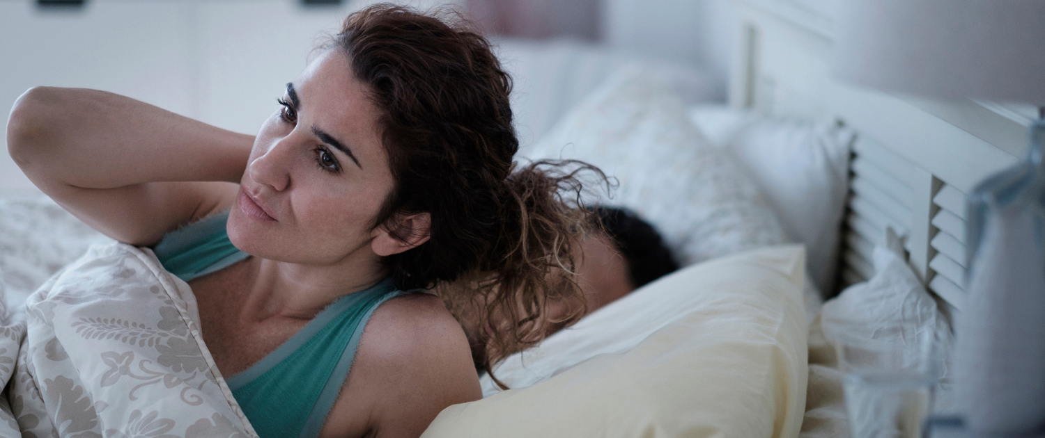 Eine Frau liegt im Bett