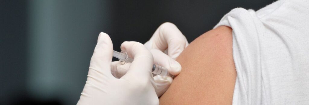 Szene einer Impfung in den Oberarm