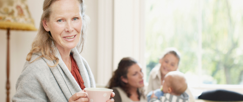 Eine Frau steht entspannt mit einer Tasse Tee