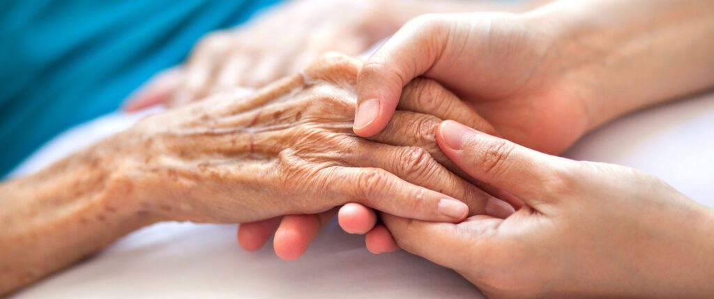 Zu Hause sterben, Hand eines Angehörigen halten