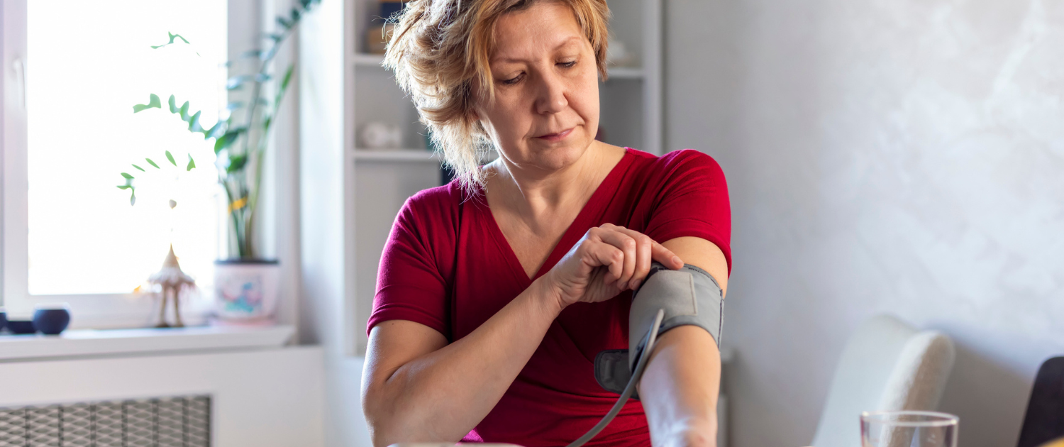 Frau legt Blutdruckmanschette an