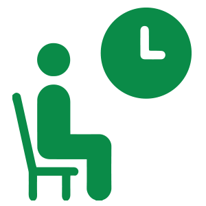 Ein grünes Männchen, das auf einem Stuhl sitzt.