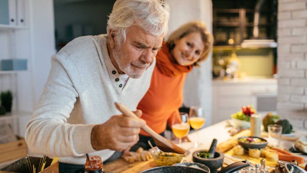 Geschmackssinn trainieren: Ein älteres Ehepaar kocht zusammen