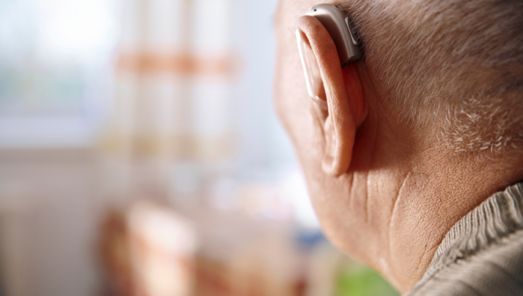 Älterer Mann mit einem Hörgerät