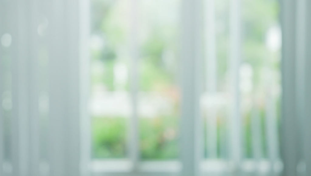 Sinneseinschränkungen: Verschwommener Blick auf eine Terrassentür oder Fensterfront