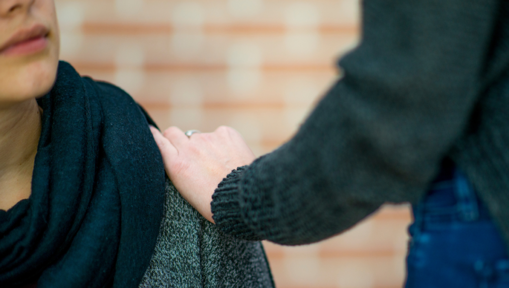 Im Pflegealltag müssen die eigenen Bedürfnisse häufig zurückstehen, Stress und Hektik erhöhen das Risiko für Einsamkeit. Im Bild legt ein Mensch einem anderen die Hand auf die Schulter.