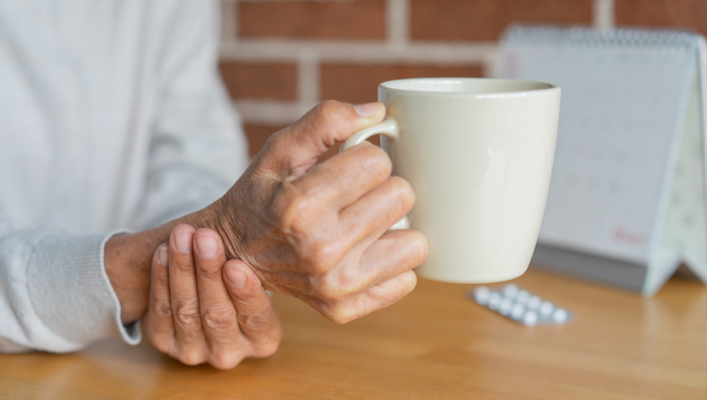 Parkinson-Krankheit: Das typische Zittern erschwert Betroffenen den Alltag, etwa hier das Halten einer Tasse.