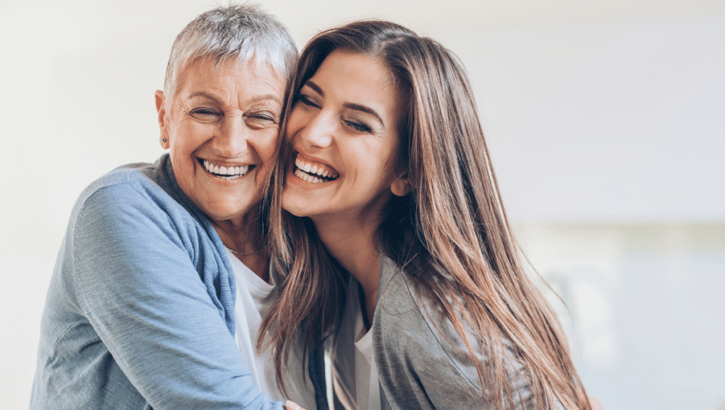 Mutter und Tochter lachen zusammen