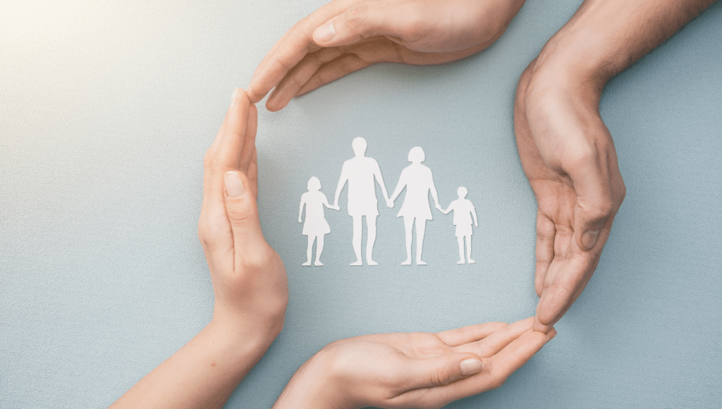 Mehrere Hände sind im Kreis angeordnet und sichern eine vierköpfige Familie ab.