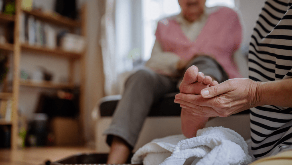 Eine Frau versorgt das diabetische Fußsyndrom ihrer Mutter.