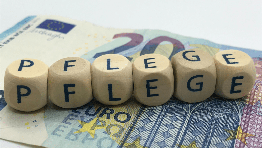Über die Pflegeversicherung existieren viele Mythen. Hier abgebildet ein Geldschein und Würfel, die das Wort "Pflege" ergeben.