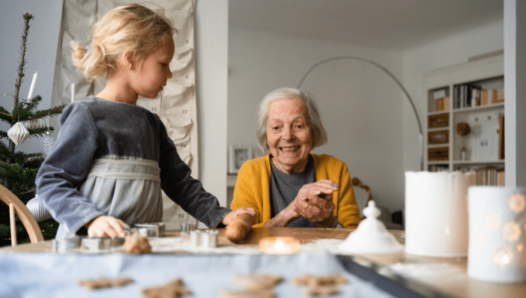 Die Weihnachtszeit lässt sich gut gemeinsam gestalten. Hier backen Oma und Enkeltochter Plätzchen.