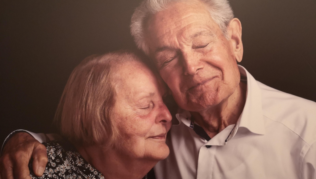 Ein Porträt voller Zufriedenheit des Ehepaars Reinhardt, das beim Fotoprojekt "Das Leuchten des Alters" entstand.