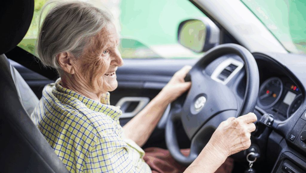 Eine ältere Frau beim Autofahren