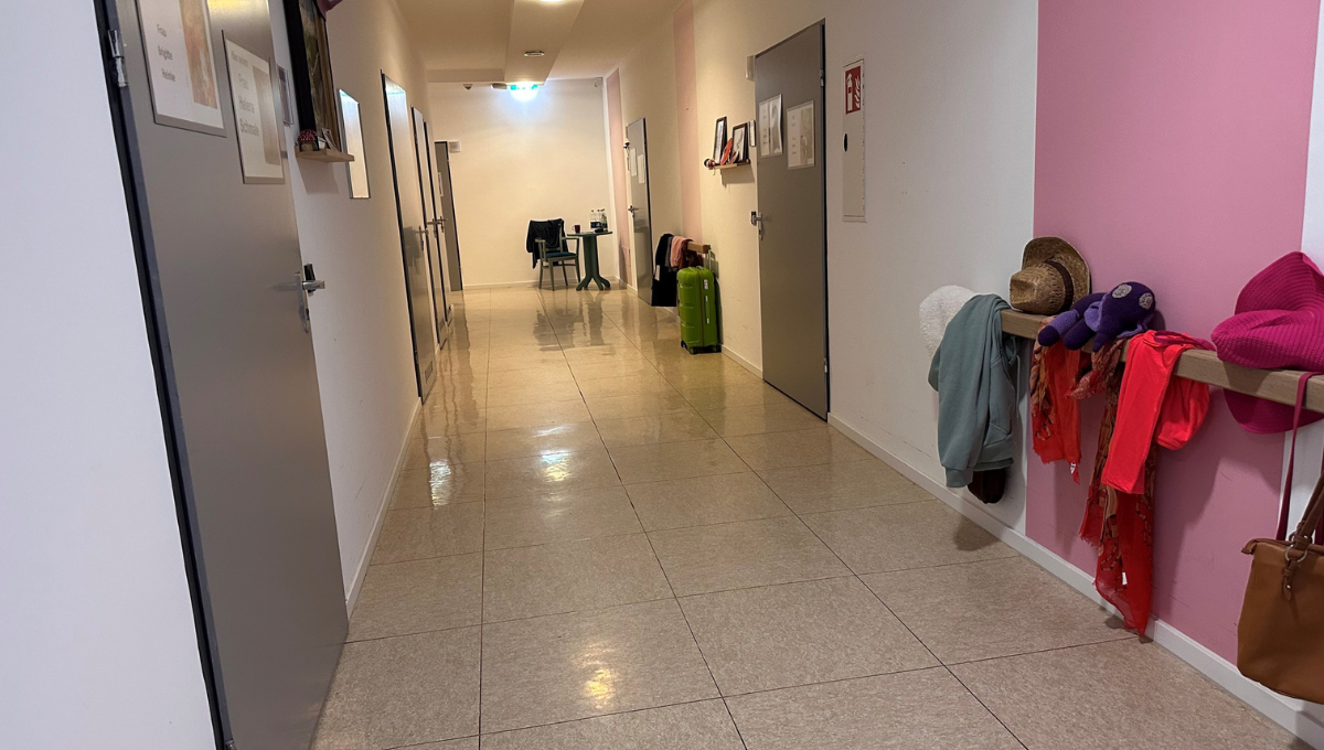 An allen Handläufen im Flur der Gammel-Oase finden sich gefüllte Handtaschen zum Stöbern, Schals und Hüte, sogenannte Utensilien mit Aufforderungscharakter.