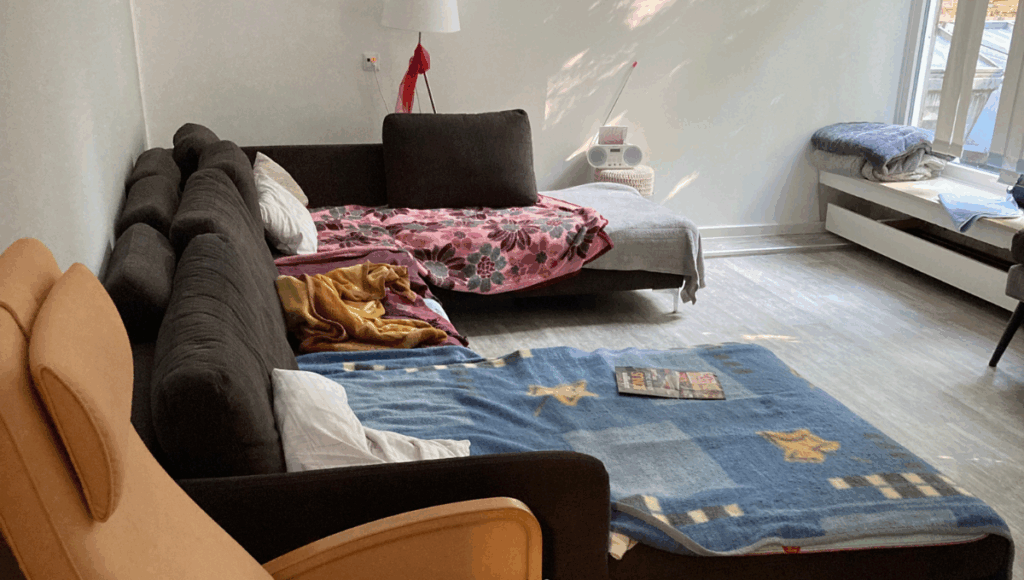Auf dem gemütlichen XXL-Sofa im Nebenraum der Gammel-Oase dösen manchmal mehrere Bewohner gleichzeitig.