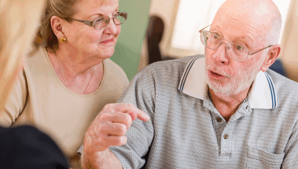 Ein älterer Herr zusammen mit seiner Frau während einer Beratung (Wiederholungsbegutachtung).