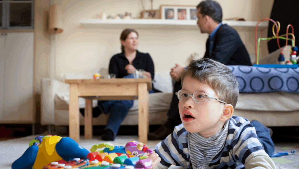 Eine Mutter eines pflegebedürftigen Kindes spricht mit einem Pflegeberater.